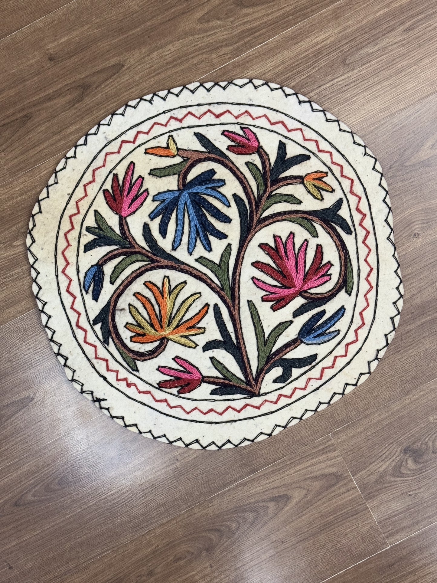 Posh Naqaash Round Woolen Namda - Shopping in Kashmir