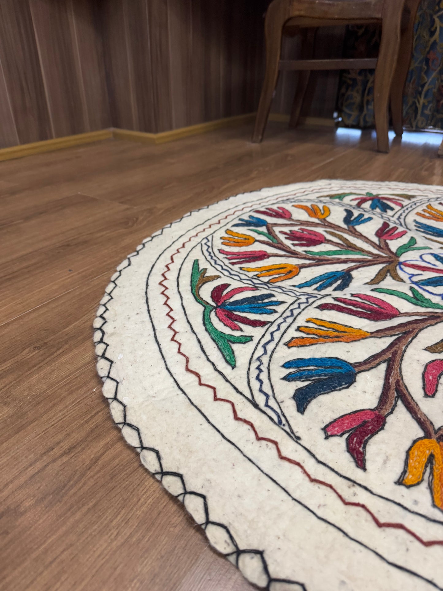 Floral Vine Design Round Woolen Namda - Shopping in Kashmir