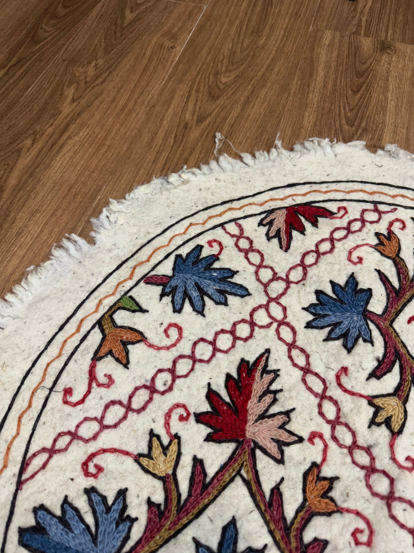 Chinar Design Round Woolen Namda - Shopping in Kashmir