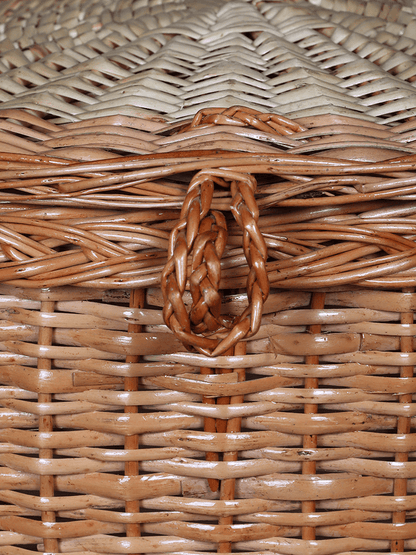 Shaakh Kashmiri Handwoven Willow Laundry Basket With Lid - Shopping in Kashmir