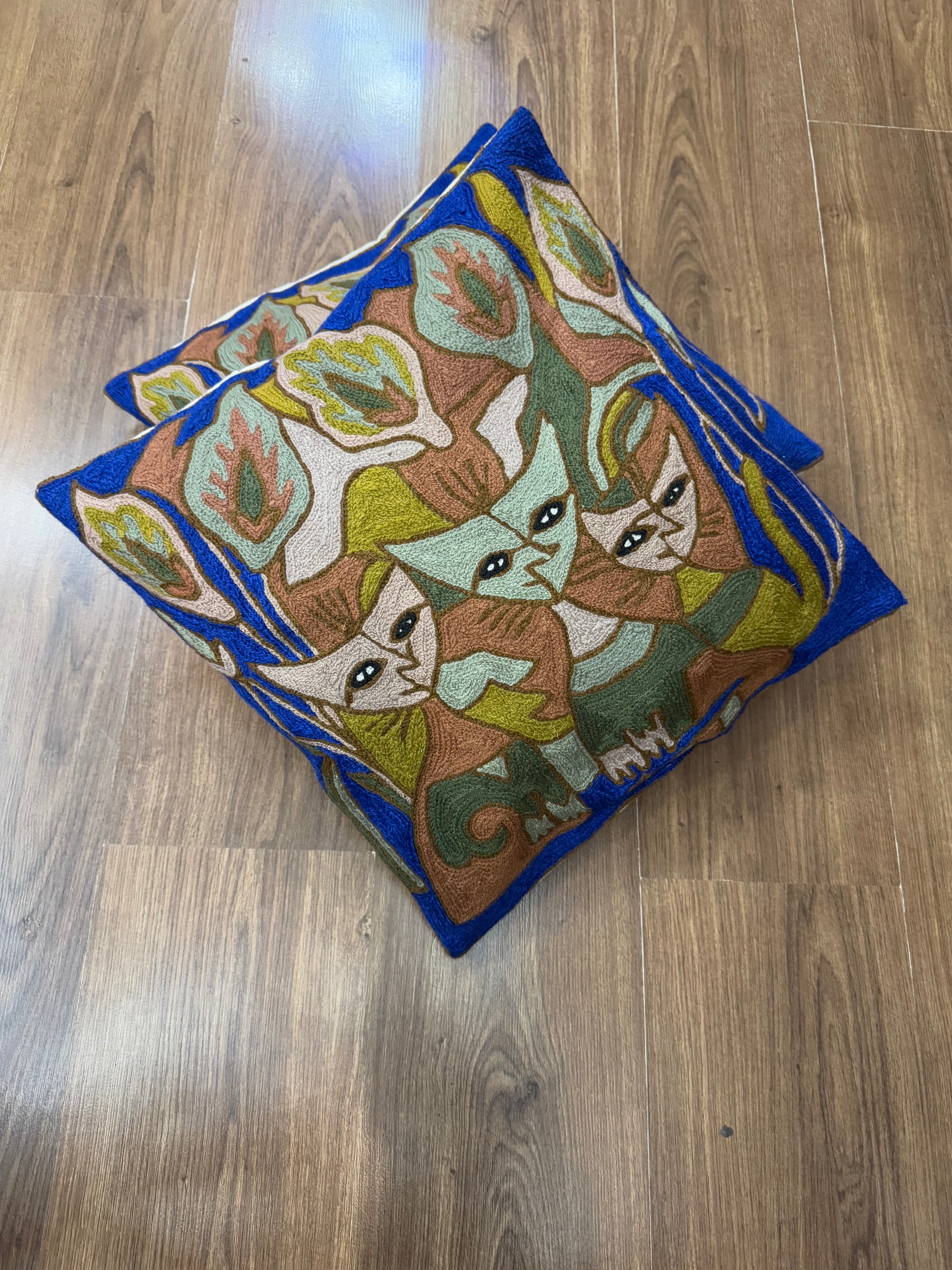 Mesmerizing Cat Design Handmade Chainstitch Cushion Cover (Set of Two) - Shopping in Kashmir